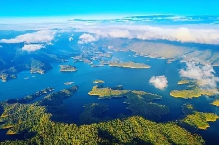 Mây trắng trôi trên hồ Tà Đùng