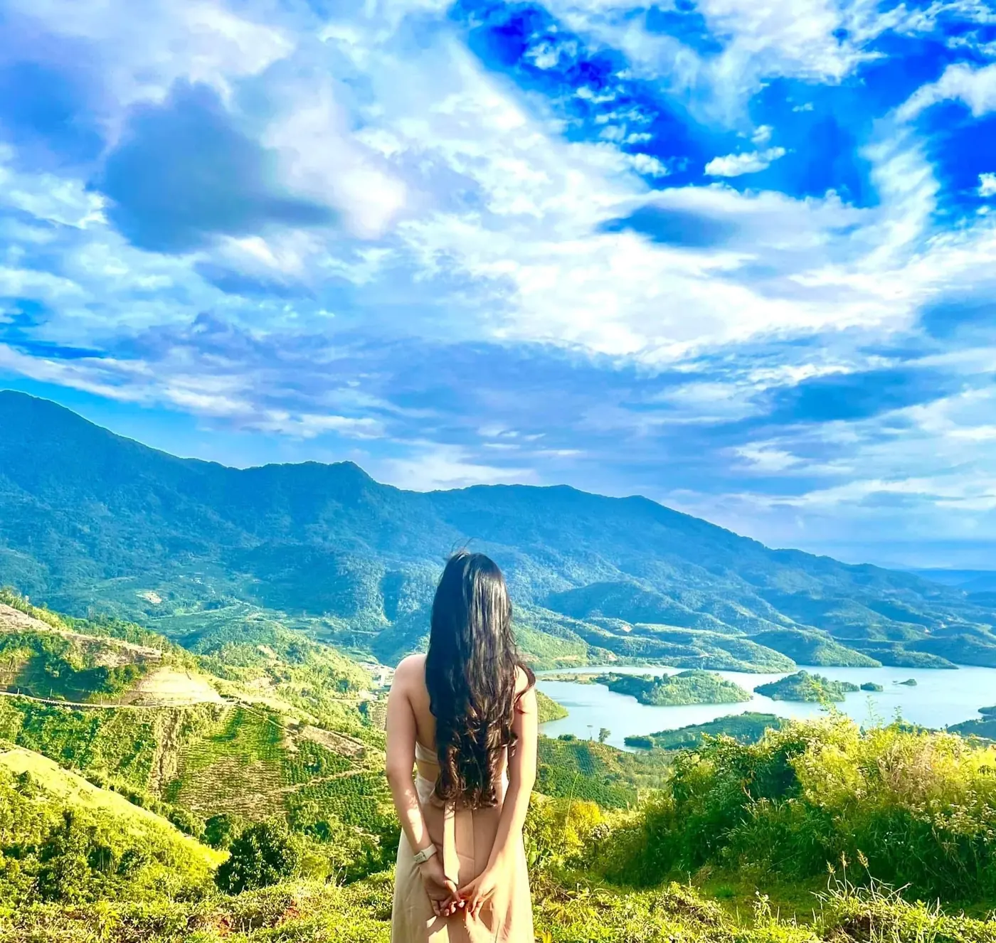 Núi rừng và hồ nhìn từ trên đồi